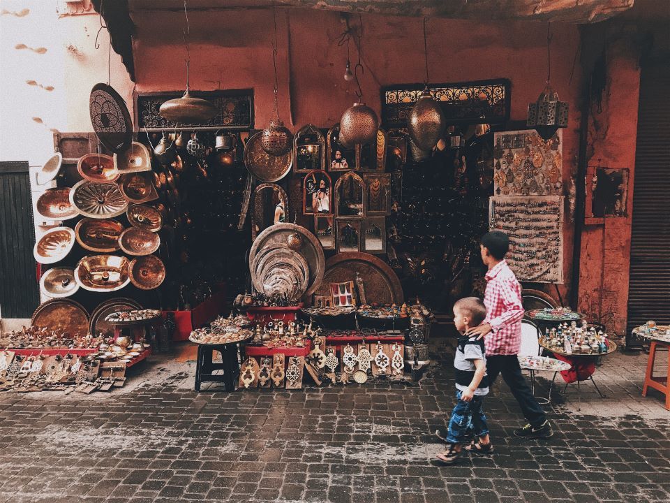 viajar a Marruecos calles en marruecos el zoco dos niños caminando mirando de lado